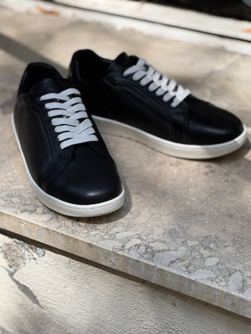 T1 - Schwarz mit weißer Aussensohle